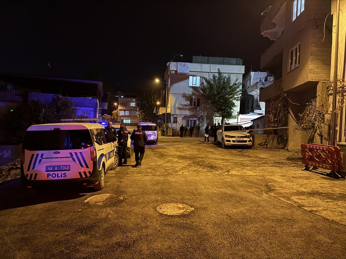 Kahramanmaraş'ta amcasını tabancayla yaralayan şüpheli, gözaltına alındı. Ekipler olay yerinde...