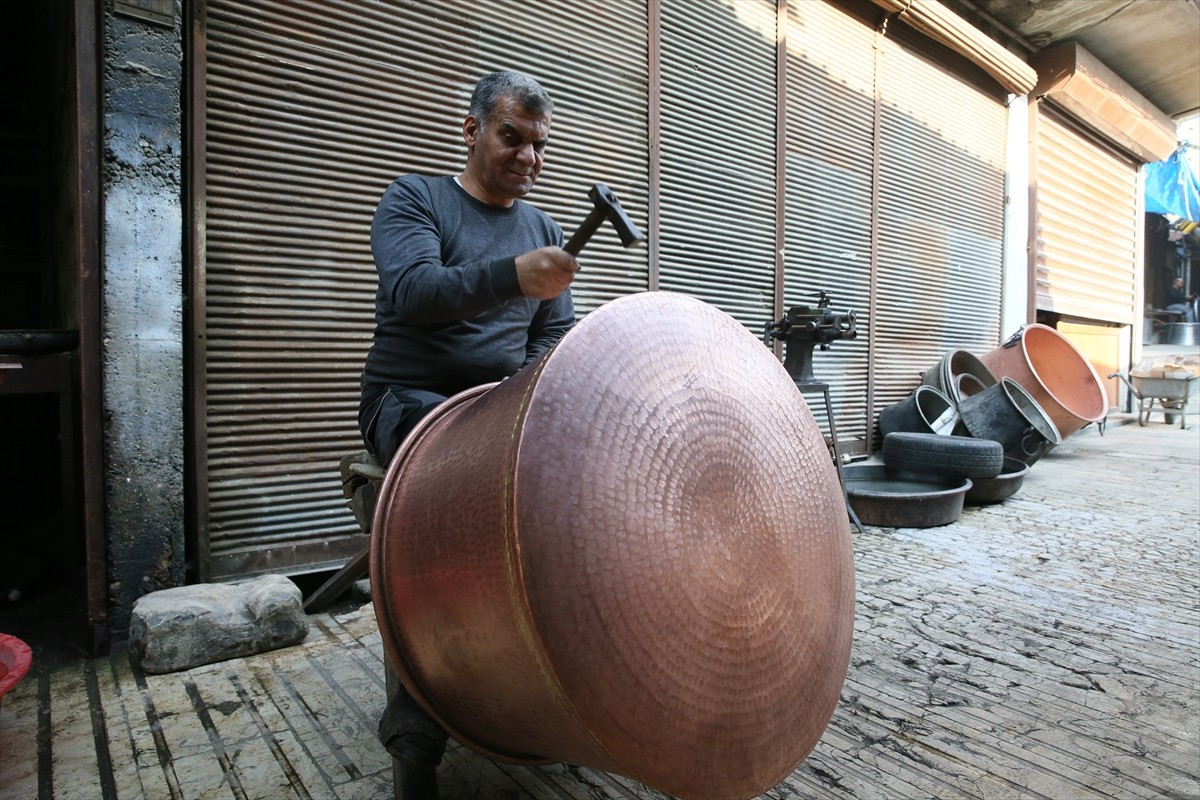 Kahramanmaraş'ta bakırcılık mesleğinin son temsilcileri, çocukken başladıkları zanaatı geleneksel...