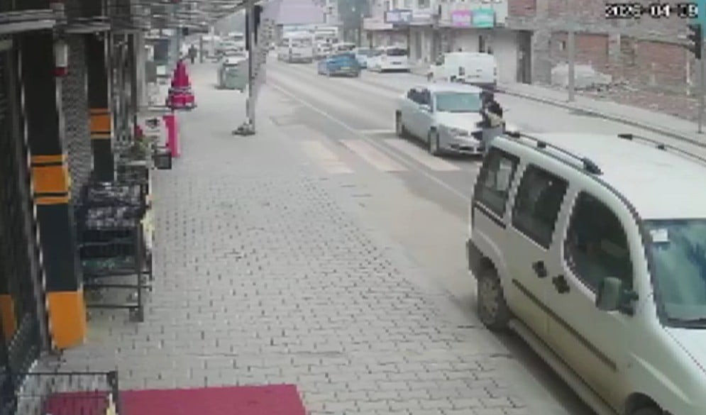 KAHRAMANMARAŞ'TA BİR YAYANIN YARALANDIĞI TRAFİK KAZASI İŞ YERİNİN GÜVENLİK KAMERASINCA...