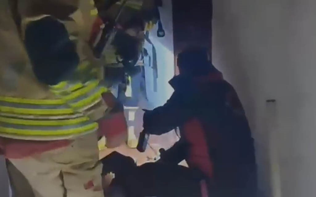 KAHRAMANMARAŞ'TA ÇIKAN İKAMET YANGINI EKİPLERİN MÜDAHALESİ İLE SÖNDÜRÜLÜRKEN YANGINDA MAHSUR KALAN...