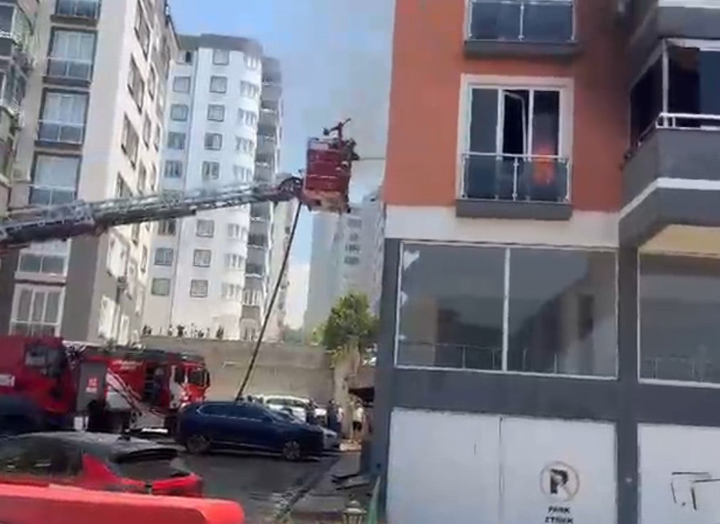 KAHRAMANMARAŞ'TA ÇIKAN İKAMET YANGININDA İLK BELİRLEMELERE GÖRE 3 KİŞİ HAYATINI KAYBETTİ