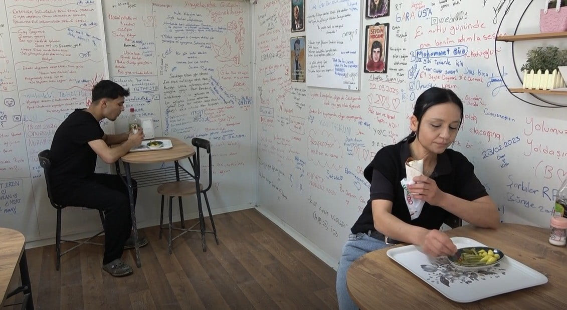 KAHRAMANMARAŞ'TA DEPREM SONRASI KONTEYNERDE HİZMET VEREN BİR ÇİĞ KÖFTECİNİN, PANEL DUVARLARINA...