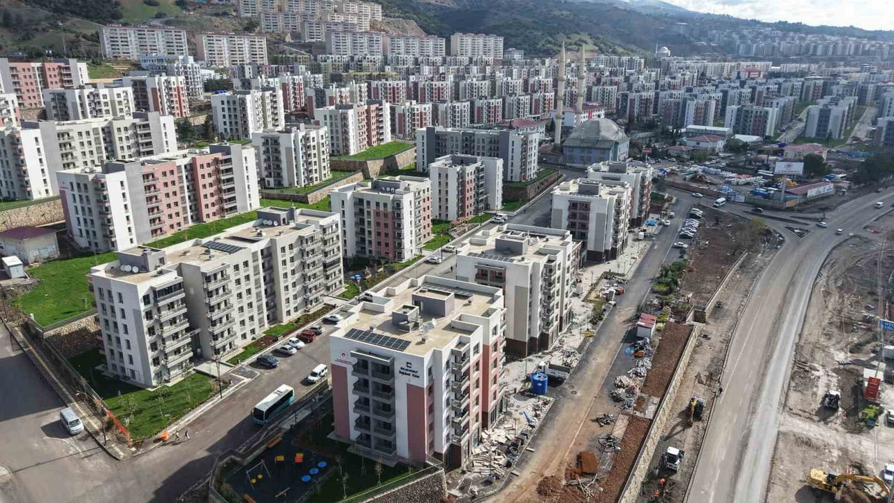 KAHRAMANMARAŞ'TA DEPREM SONRASI YERİNDE DÖNÜŞÜM ÇERÇEVSİENDE YAPIMI TAMAMLANAN DOĞUKENT...