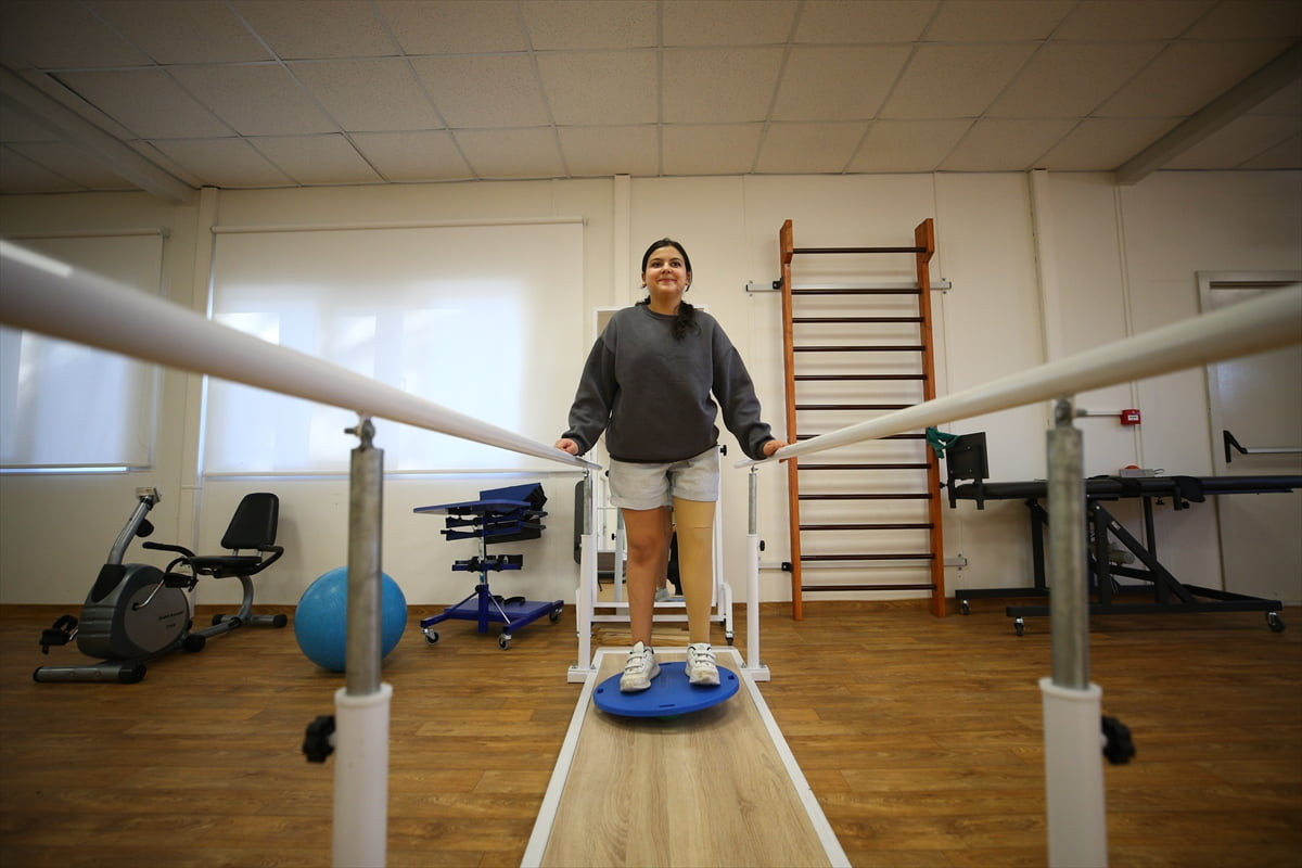 Kahramanmaraş'ta depremde kaybettiği sol bacağının yerine, Adana'daki Çocuk İyilik Merkezi'nde...