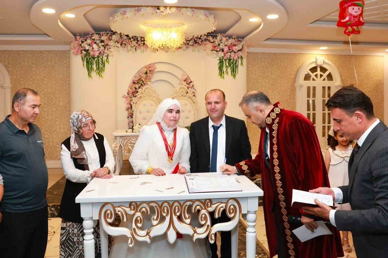 KAHRAMANMARAŞ'TA DOĞUŞTAN GÖRME ENGELLİ İKİ ÖĞRETMEN, DÜZENLENEN TÖRENLE HAYATLARINI...