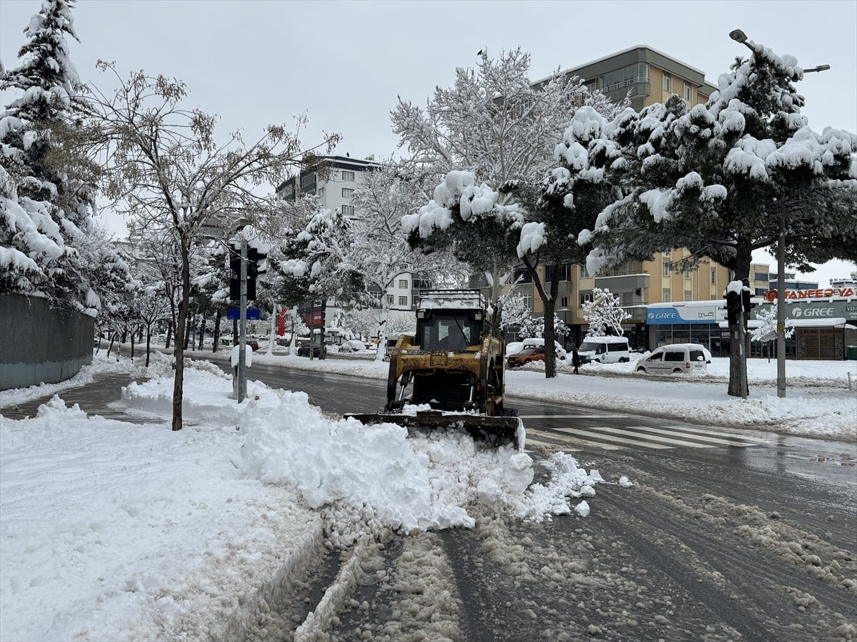 Kahramanmaraş'ta dün başlayan kar yağışı etkili olmaya devam ediyor. Büyükşehir Belediyesi ve ilçe...