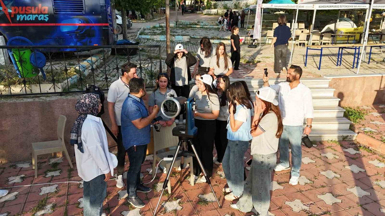 KAHRAMANMARAŞ'TA DÜZENLENEN ASTRONOMİ VE GÖKYÜZÜ GÖZLEM ŞENLİĞİNDE, ÖĞRENCİLER VE VATANDAŞLARI...