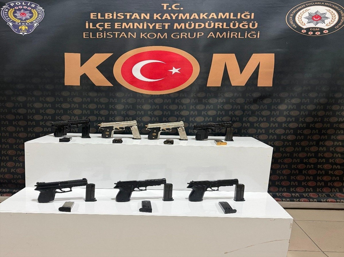 Kahramanmaraş'ta düzenlenen kaçakçılık operasyonunda, gözaltına alınan 5 şüpheliden 1'i...