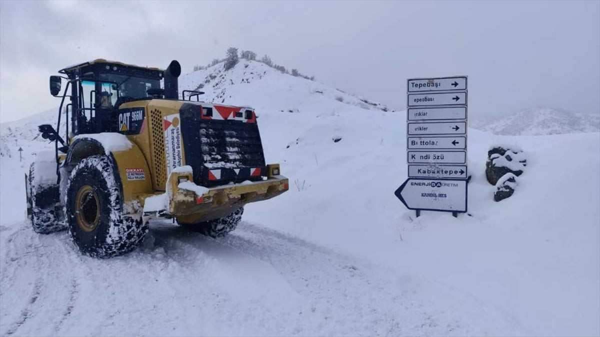 Kahramanmaraş'ta etkili olan kar yağışı nedeniyle 191 yerleşim yerine ulaşım sağlanamıyor....