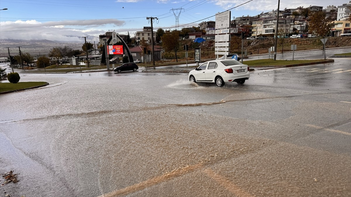 Kahramanmaraş'ta etkili olan sağanak hayatı olumsuz etkiledi. Kentte sabah saatlerinde etkili olan...