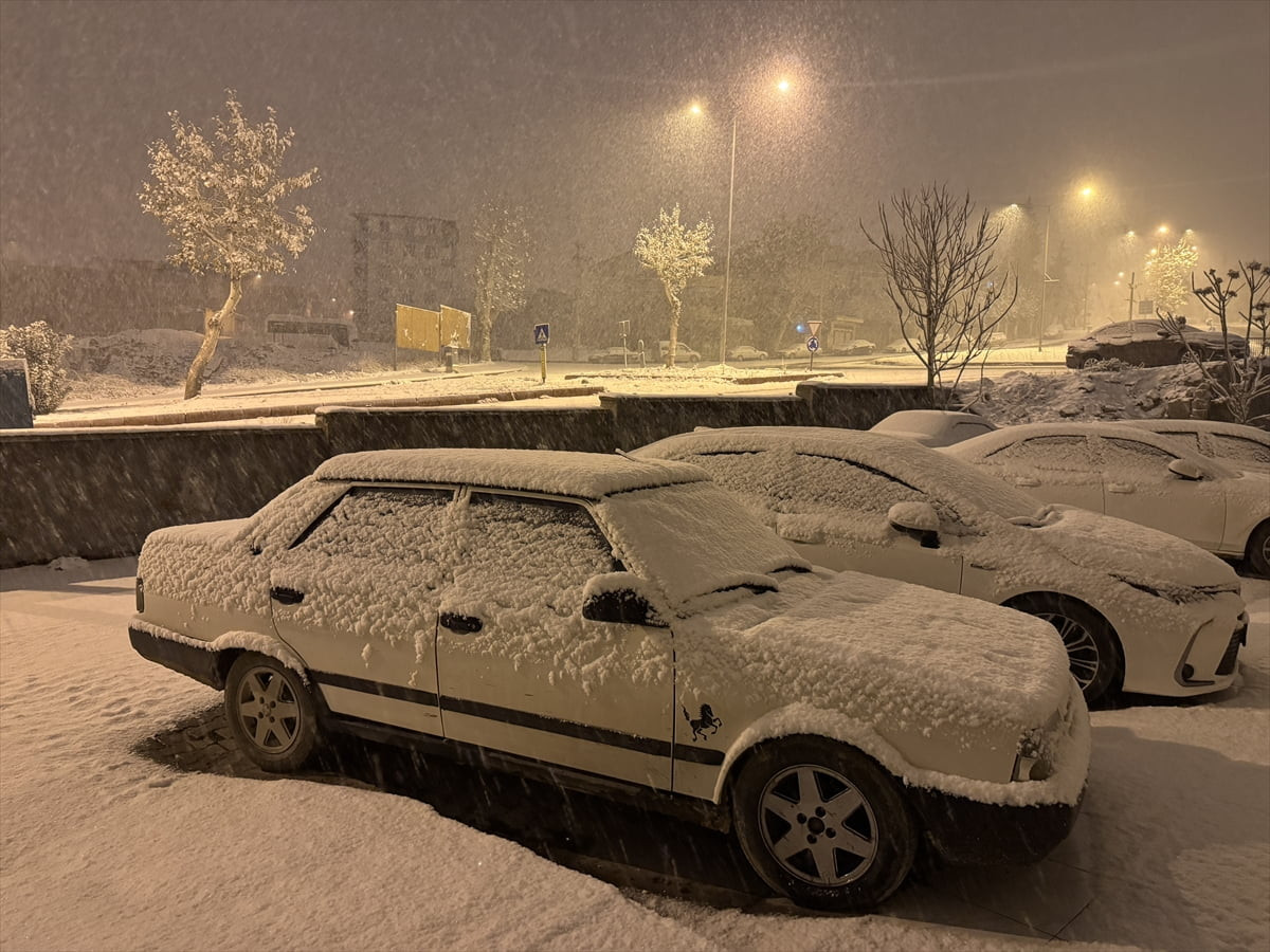 Kahramanmaraş'ta gece saatlerinde başlayan kar yağışı kent merkezinde zaman zaman etkisini...