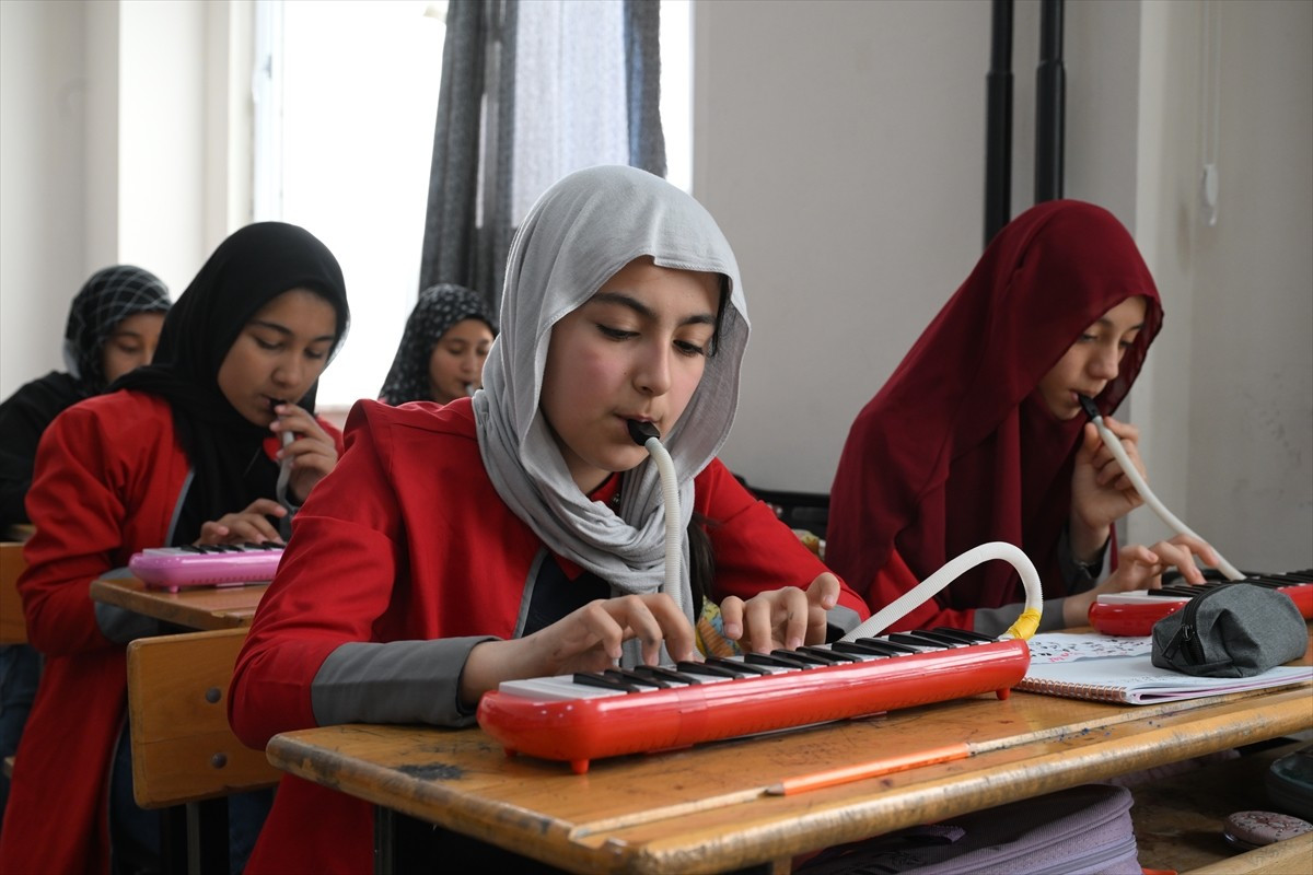 Kahramanmaraş'ta görev yapan doğuştan görme engelli müzik öğretmeni Zeynep Temirci, 6 yıldır...