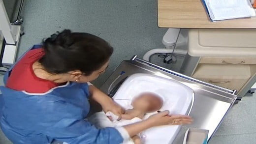 KAHRAMANMARAŞ'TA HASTANEDE TEDAVİ GÖREN BİR BEBEĞE ŞİDDET UYGULADIĞI İDDİASIYLA TUTUKLU YARGILANAN...