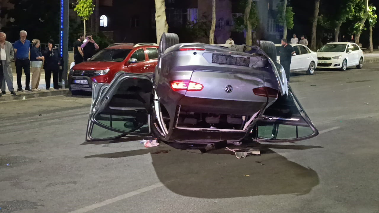 KAHRAMANMARAŞ'TA İDDİAYA GÖRE TRAFİKTE YARIŞ YAPAN VE MAKAS ATARAK İLERLEYEN İKİ OTOMOBİLİN...