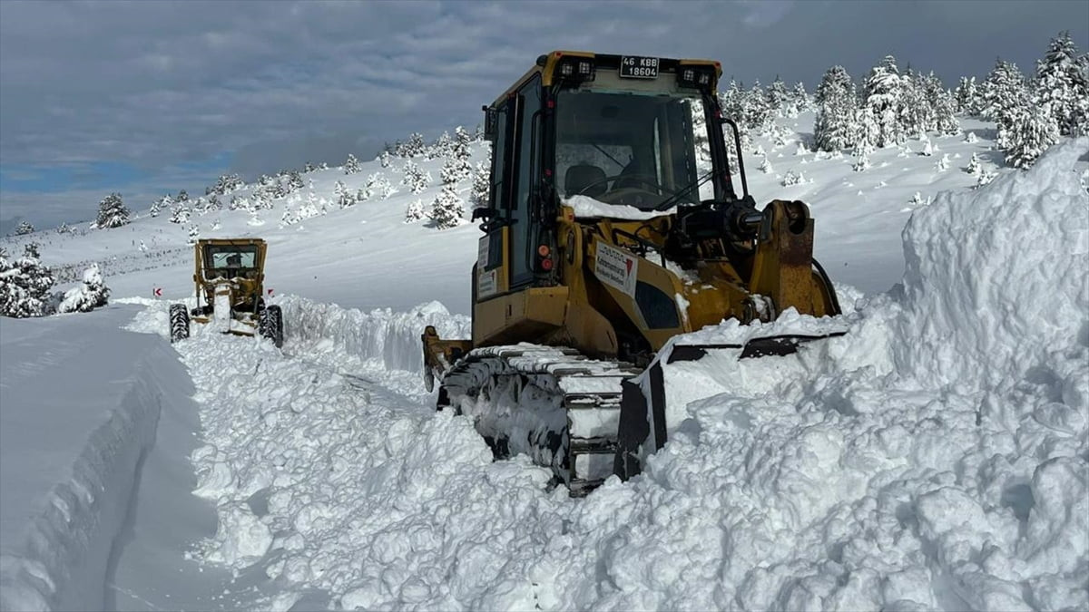 Kahramanmaraş'ta kar yağışı nedeniyle 87 mahalle yolu ulaşıma kapalı bulunuyor. Kar ve soğuk...