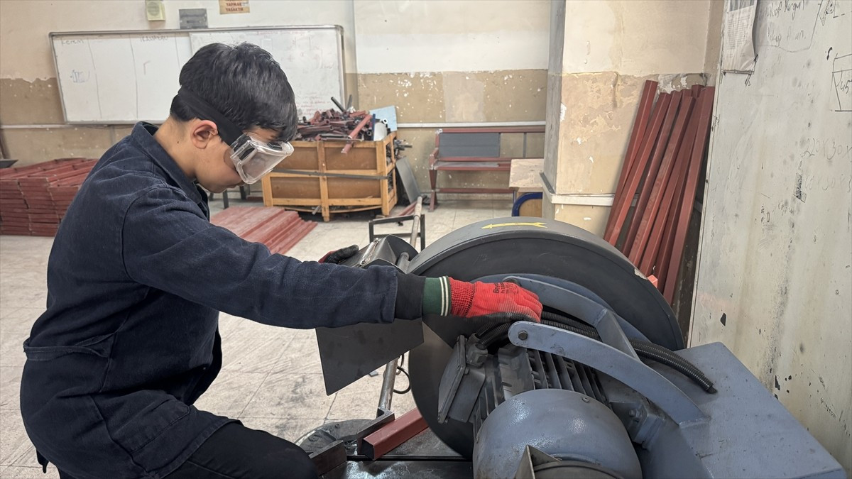 Kahramanmaraş'ta meslek lisesi öğrencileri, ürettikleri mobilyalar ile hem okul hem de aile...