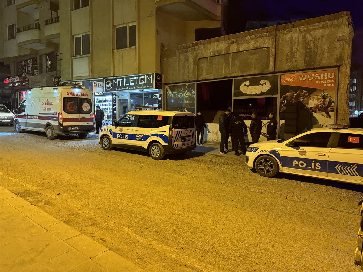 Kahramanmaraş'ta metruk binada erkek cesedi bulundu. Ekipler olay yerinde inceleme yaptı.