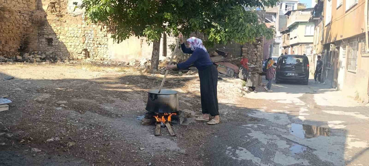 KAHRAMANMARAŞ'TA MUHARREM AYI DOLAYISIYLA MAHALLE SAKİNLERİ İMECE USULÜ BİR ARAYA GELEREK AŞURE...