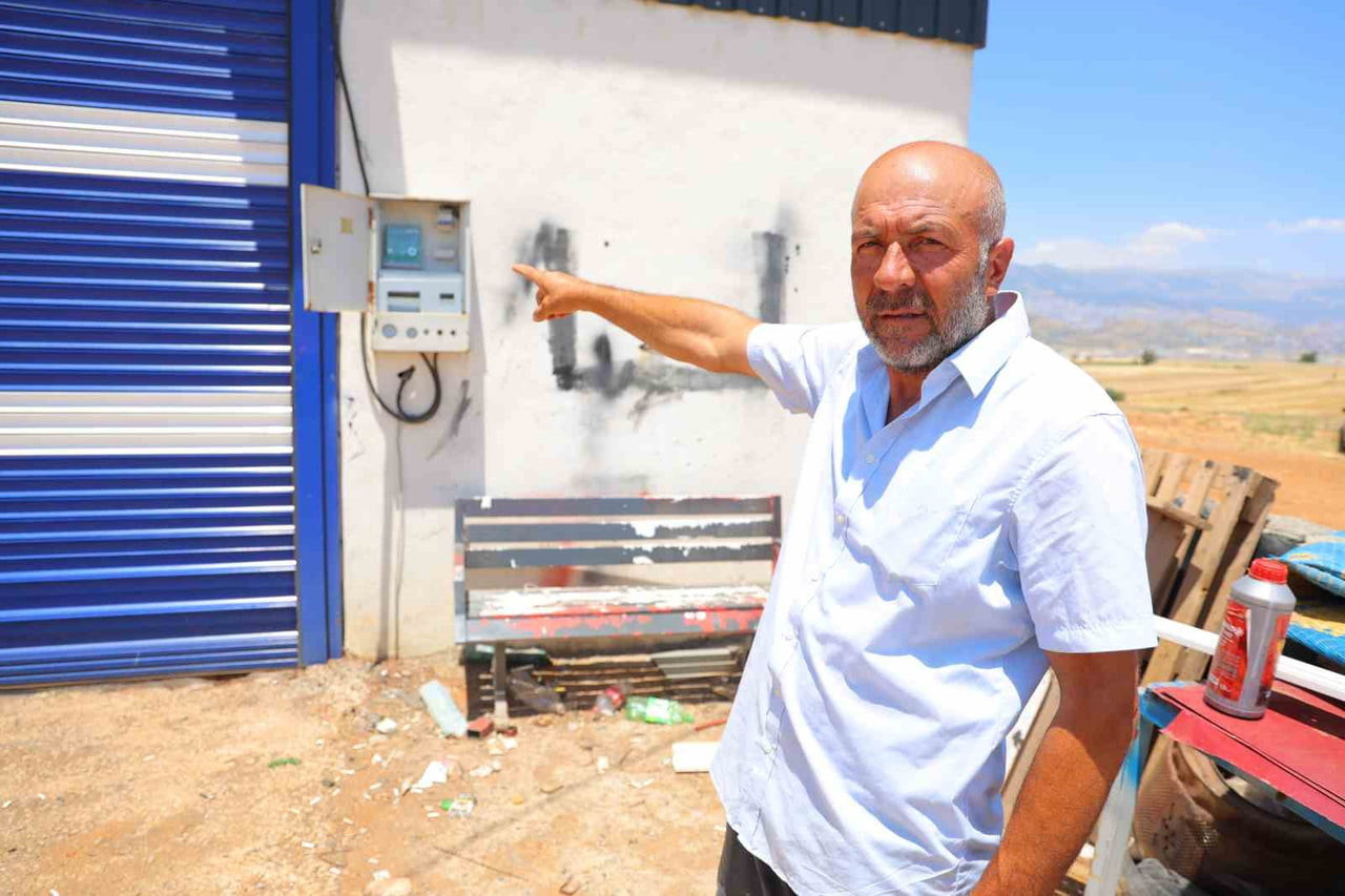 KAHRAMANMARAŞ'TA ÖNSEN YOLU ÜZERİNDE KENDİ ARAZİSİNDE HAYVANCILIK YAPAN ÖKKEŞ ÜLGER, YILLARDIR...