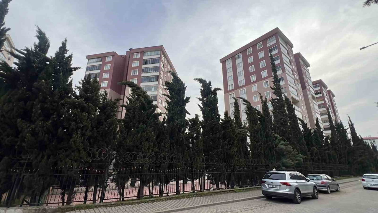 KAHRAMANMARAŞ'TA ORTAOKULDA SİLAHLI SALDIRIYI GERÇEKLEŞTİREN ÖĞRENCİNİN AİLESİNİN YAŞADIĞI SİTEDE...