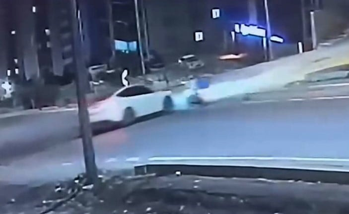 KAHRAMANMARAŞ'TA OTOMOBİL SÜRÜCÜSÜ MOTOSİKLETLİYE ÇARPARAK OLAY YERİNDEN KAÇTI. O ANLAR GÜVENLİK...