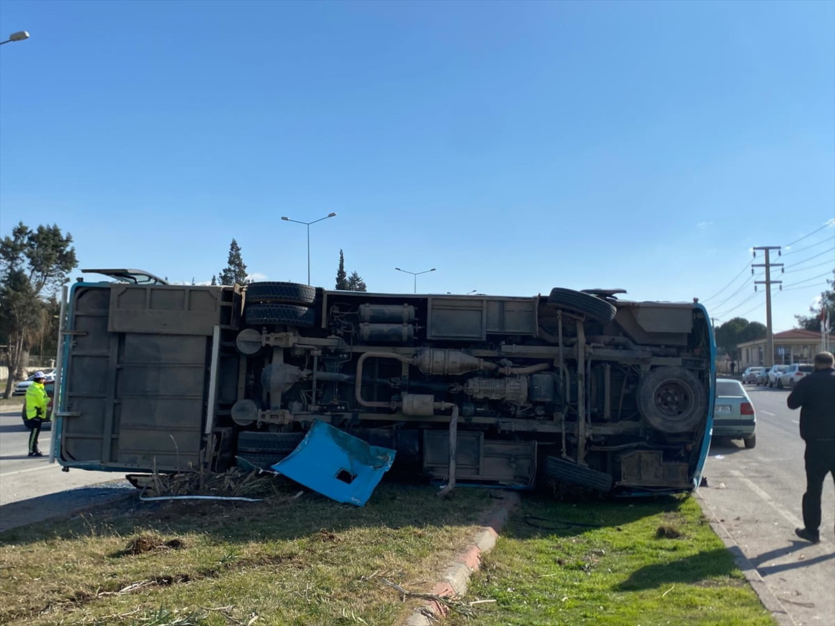 Kahramanmaraş'ta özel halk otobüsü ile hafif ticari aracın çarpışması sonucu 17 kişi...