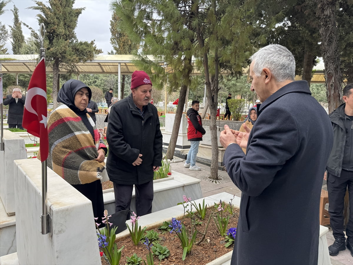 Kahramanmaraş'ta Ramazan Bayramı arifesinde şehitlik ve kabristanlar ziyaret edildi. Ziyaretlerde...