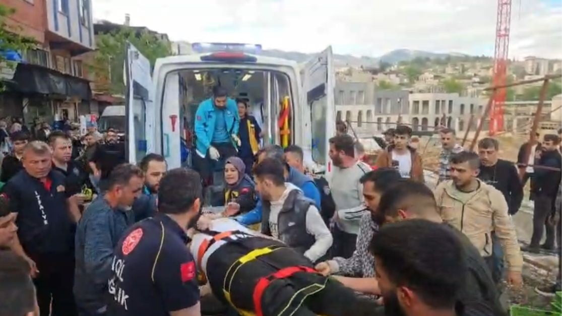 KAHRAMANMARAŞ'TA ŞİDDETLİ YAĞIŞLAR NEDENİYLE ÇÖKEN YOL İLE İSTİNAT DUVARI ARASINDA KALAN BİR ÇOCUK...