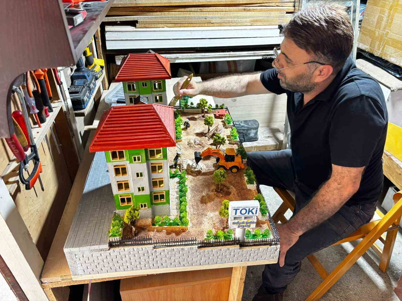 KAHRAMANMARAŞ'TA YAŞAYAN 50 YAŞINDAKİ ÇETİN BACAK, ÇOCUKLUK HAYALİ OLAN MAKET YAPIMINI YAKLAŞIK...