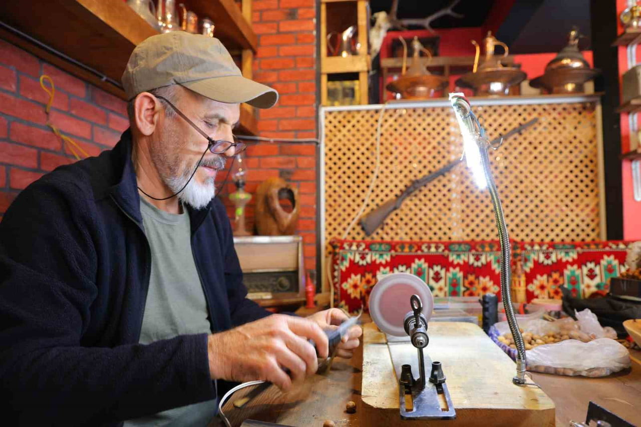 KAHRAMANMARAŞ'TA YAŞAYAN EMEKLİ MEMUR MUSTAFA ÇOT, HOBİSİNİ ZAMANLA GELİŞTİREREK KENDİ ÜRETİM...