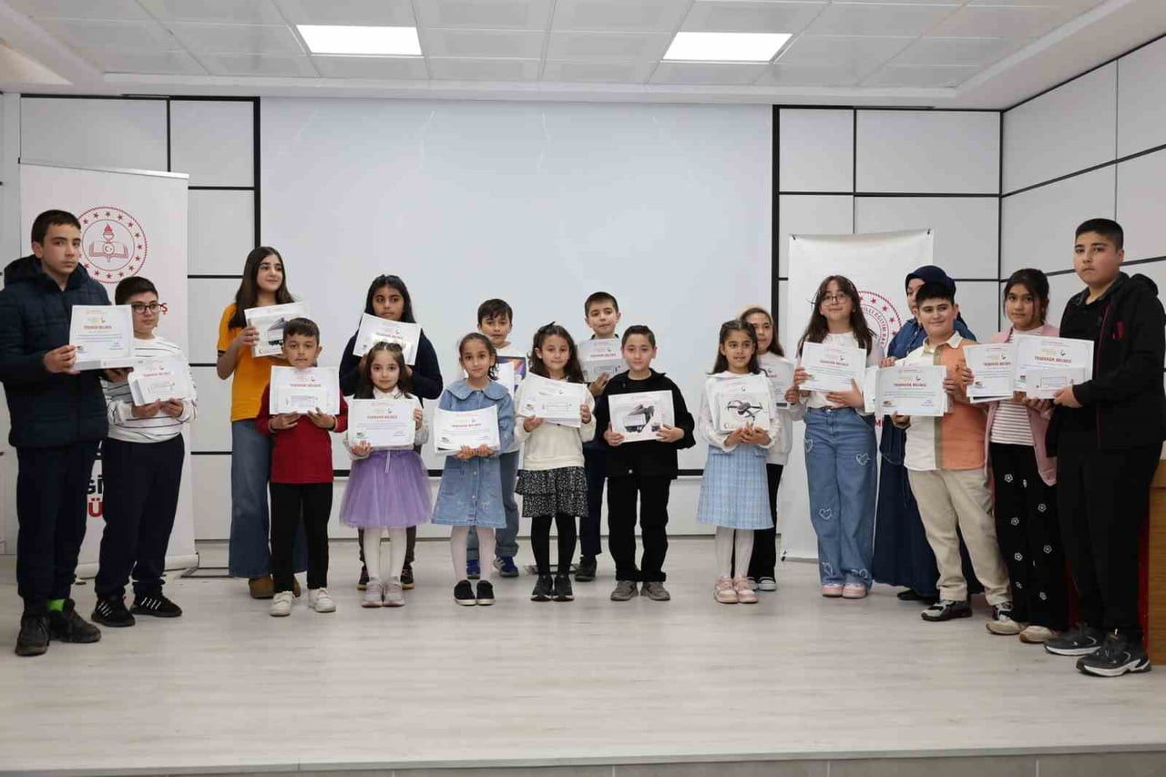 KAHRAMANMARAŞ'TA YÜRÜTÜLEN "KAHRAMANMARAŞ OKUYOR PROJESİ" KAPSAMINDA DÜZENLENEN ÖDÜL TÖRENİNDE...