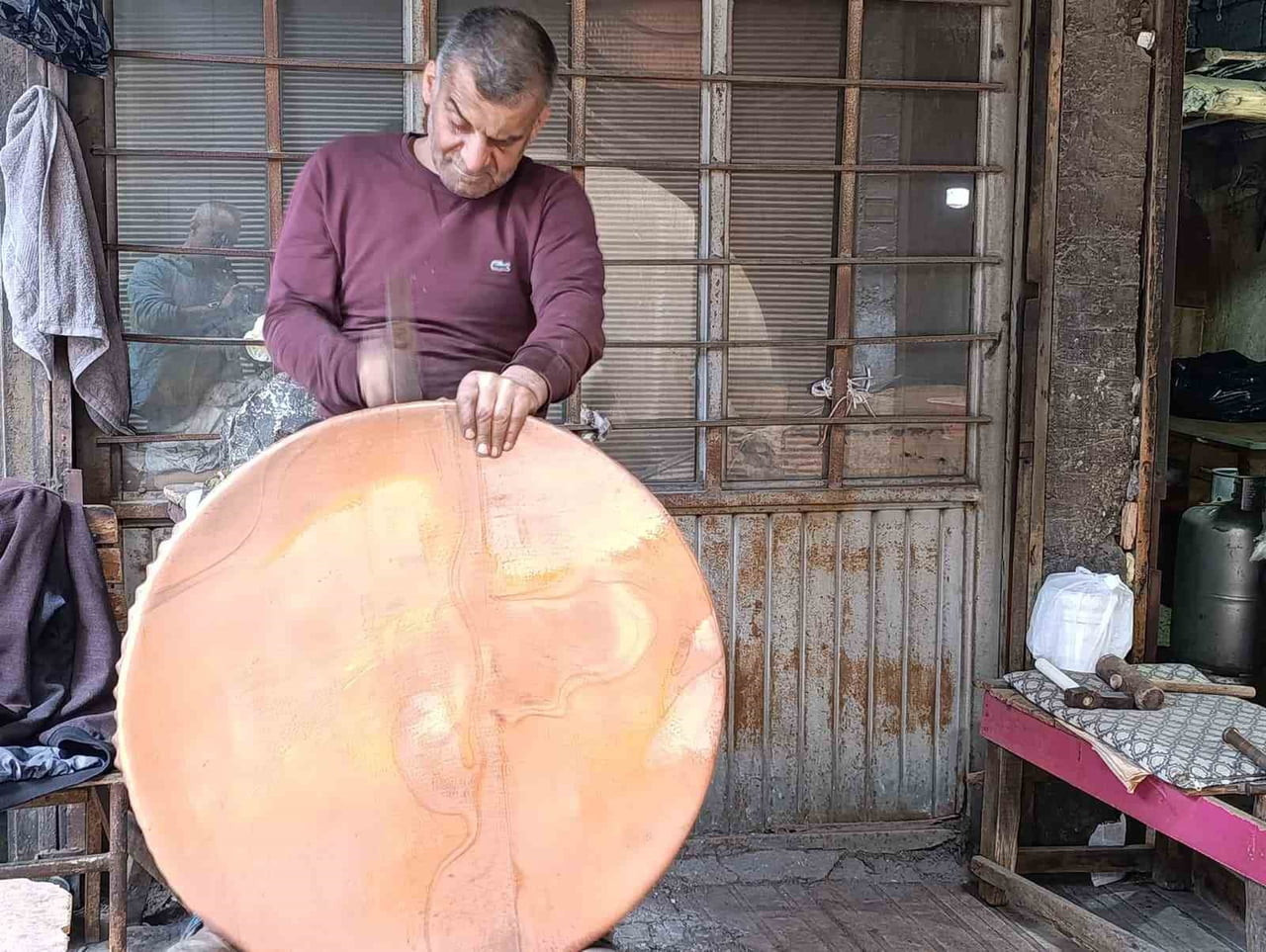 KAHRAMANMARAŞ'TA YÜZYILLARDIR SÜRDÜRÜLEN BAKIRCILIK, KALAYCILIK VE DEMİRCİLİK GİBİ GELENEKSEL EL...