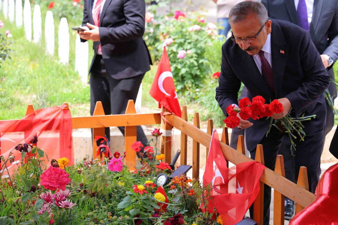 KAHRAMANMARAŞ'TAKİ AYSEL ÇALIK ORTAOKULU'NDAKİ SİLAHLI SALDIRI İLE İLGİLİ KAHRAMANMARAŞ'TA...