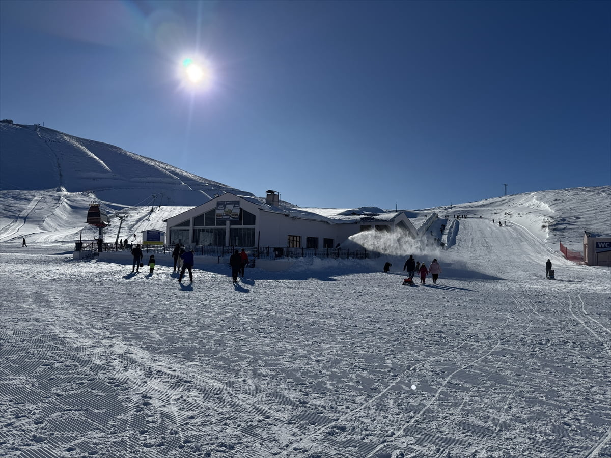 Kahramanmaraş'taki Yedikuyular Kayak Merkezi'nde kar kalınlığı 70 santimetreye ulaştı.