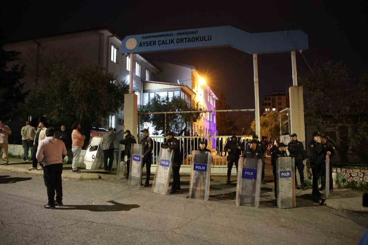 KAHRAMANMARAŞ’TA 9 KİŞİNİN ÖLDÜĞÜ, 13 KİŞİNİN DE YARALANDIĞI OKULDA GÖREVLİLER TEMİZLİK ÇALIŞMASI...