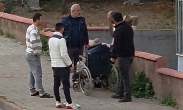 KAHRAMANMARAŞ’TA BİR GENÇ, TEKERLEKLİ SANDALYE İLE GÖTÜRDÜĞÜ BABASINA BİR ANLIK SERT ÇIKIŞMASI...