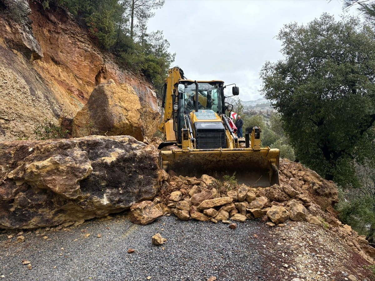 Kahramanmaraş’ta etkili olan sağanak, kentte yaşamı olumsuz etkiledi.