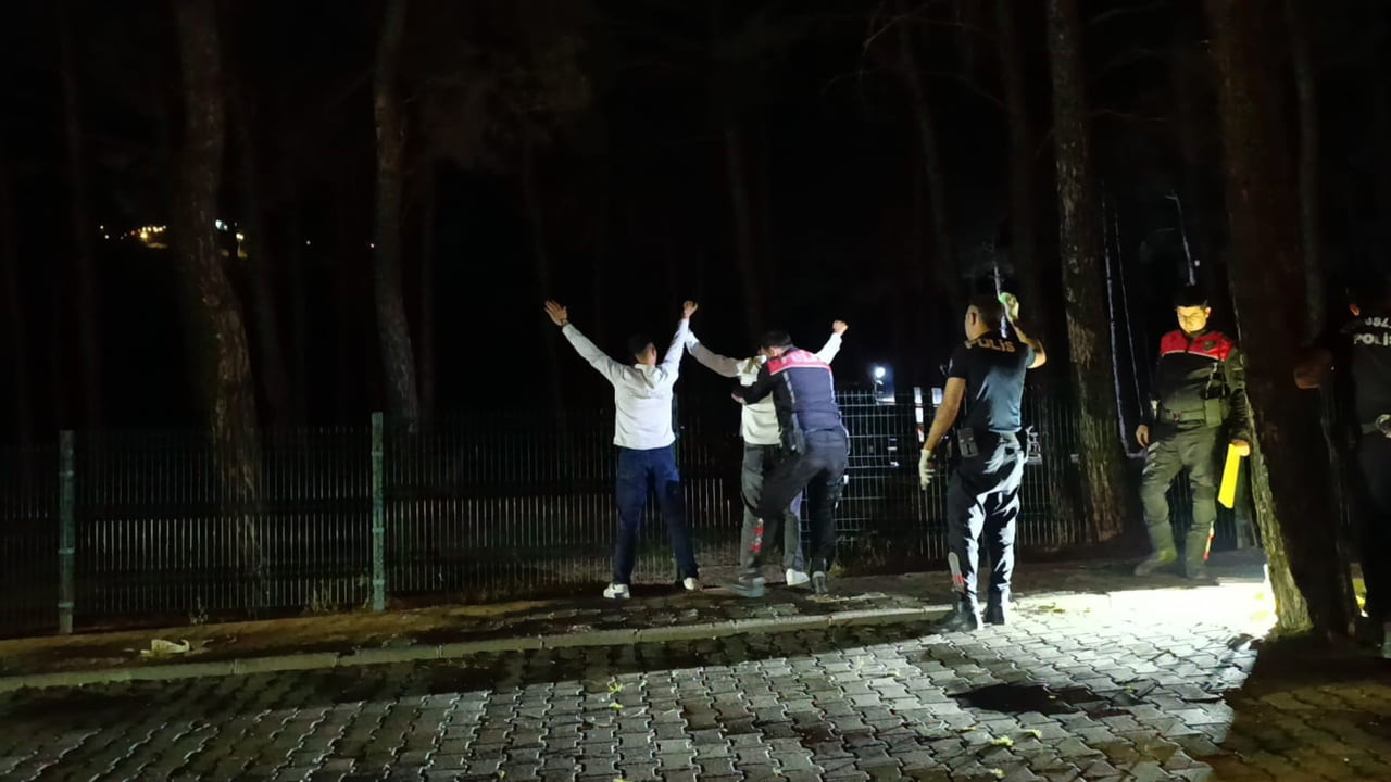 KAHRAMANMARAŞ’TA İKİ GRUP ARASINDA ÇIKTIĞI BİLDİRİLEN SİLAHLI KAVGADA 4 KİŞİ GÖZ ALTINA...