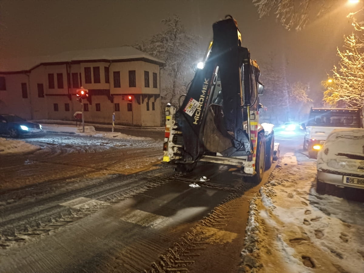 Kahramanmaraş’ta kar ve soğuk havanın etkisini sürdürdüğü kentte, Büyükşehir Belediyesi ile ilçe...