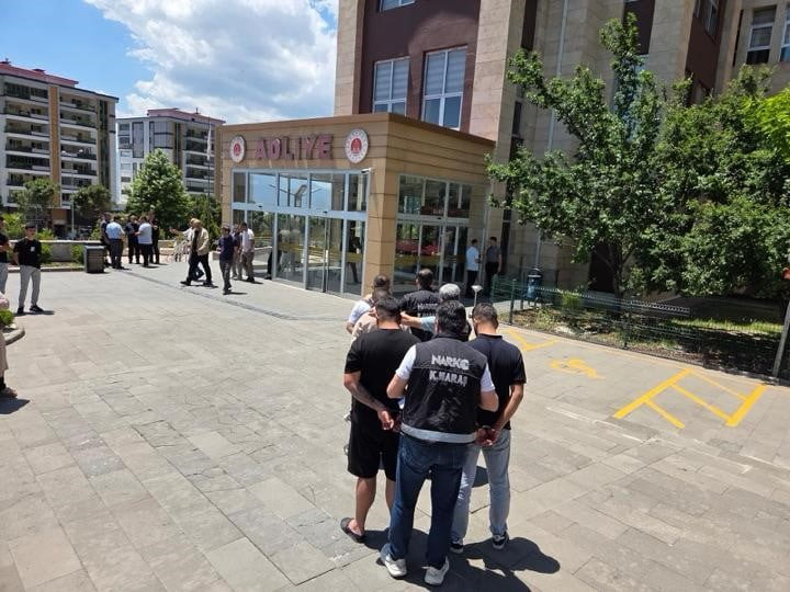 KAHRAMANMARAŞ’TA POLİS EKİPLERİNCE UYUŞTURUCU MADDE TİCARETİ YAPTIĞI BELİRLENEN ŞÜPHELİLERE...