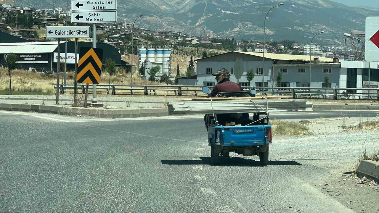 KAHRAMANMARAŞ’TA SEPETLİ MOTOSİKLETİYLE SEYİR HALİNDEKİ BİR SÜRÜCÜSÜ AKILLI KAVŞAKTA YOĞUN...
