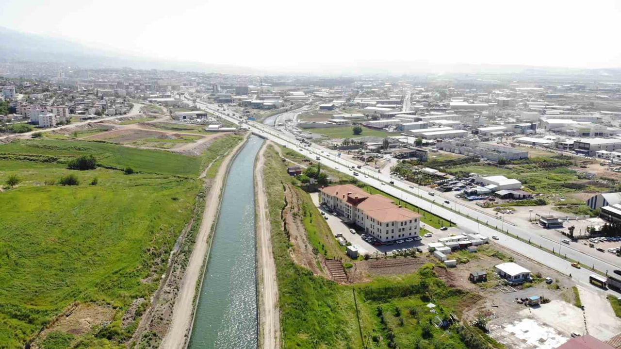 KAHRAMANMARAŞ’TAN BAŞLAYARAK HATAY’A KADAR UZANAN SULAMA KANALINDA YOĞUN SU AKIŞI DİKKAT...