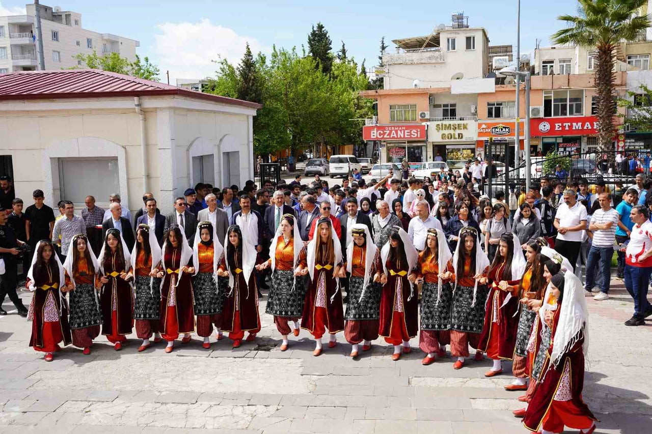 KAHTA'DA GENÇLİK HAFTASI COŞKUSU YÜRÜYÜŞLE YAŞANDI
