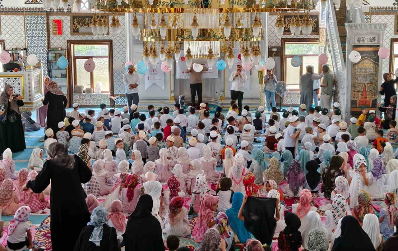 KAHTA’DA MİNİKLER İLK SECCADELERİYLE NAMAZA DURDU