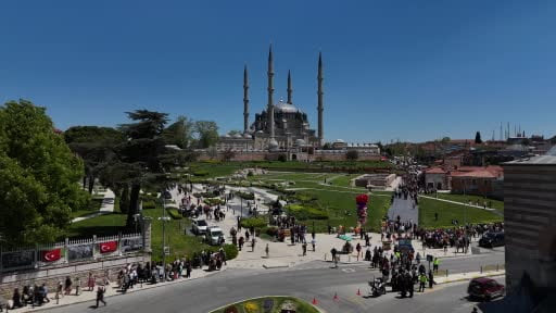 Kakava şenlikleri için gelen turistler ciğercilerde kuyruk oluşturdu
