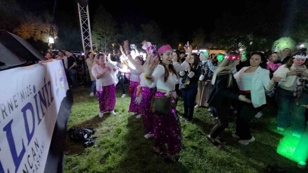 KAKAVA’DA TARIK MENGÜÇ SAHNE ALDI, SARAYİÇİ’NDE COŞKU ZİRVEYE ULAŞTI