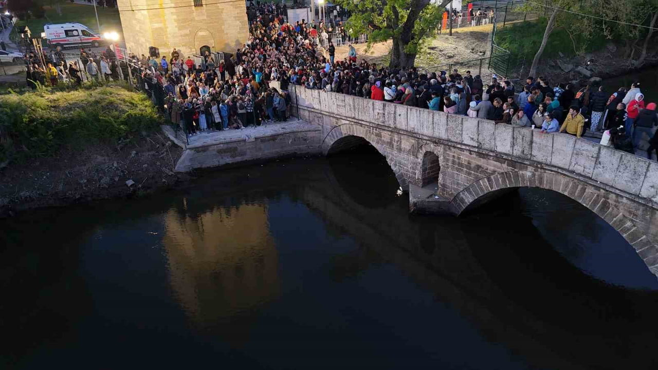 KALABALIK, HIDIRELLEZ SABAHINDA TUNCA NEHRİ KIYISINDA TOPLANDI.