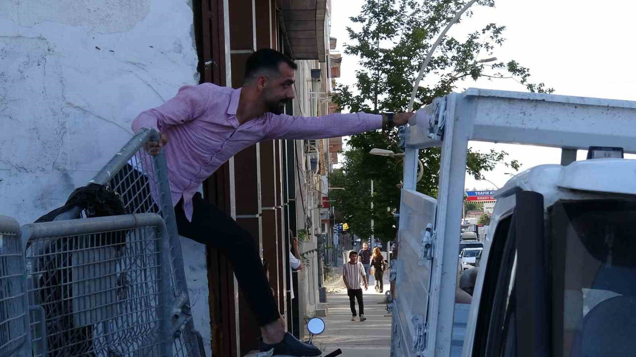 KALDIRIMA PARK EDİLEN KAMYONET TRAFİĞİ KİLİTLEDİ, OTOBÜSE ESNAFIN MÜDAHALESİ YOL AÇTI