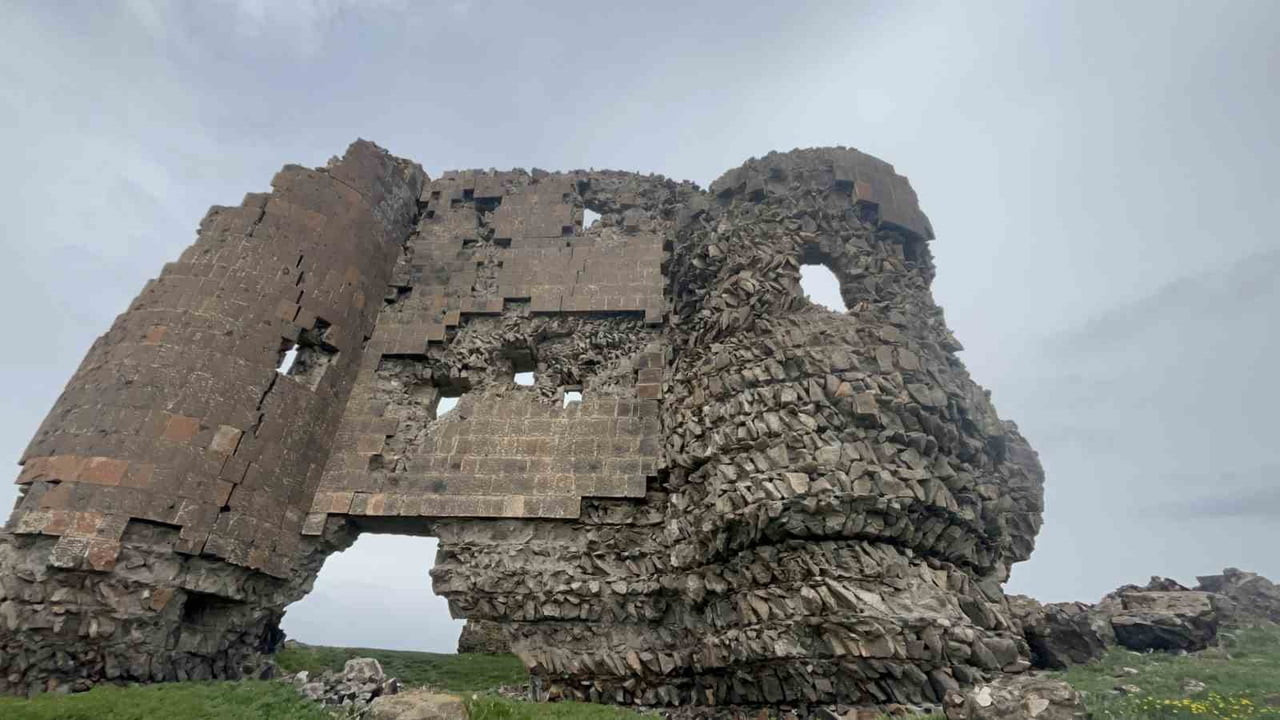 KALE VE SURLAR