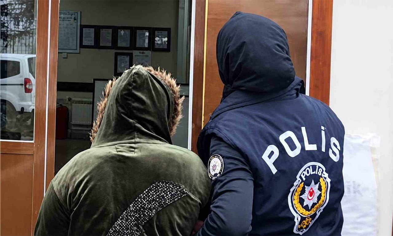 KALECİK İLÇE EMNİYET MÜDÜRLÜĞÜNE TESLİM EDİLEN HÜKÜMLÜ, İŞLEMLERİNİN ARDINDAN SİNCAN KADIN KAPALI...